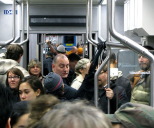 Tych rzeczy absolutnie nie róbcie w metrze! 10 najbardziej irytujących zachowań [GALERIA]