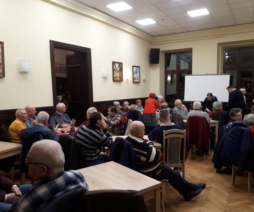 Zakaz odwiedzin w DPSach i odwołane zajęcia w Centrach Aktywności Seniora