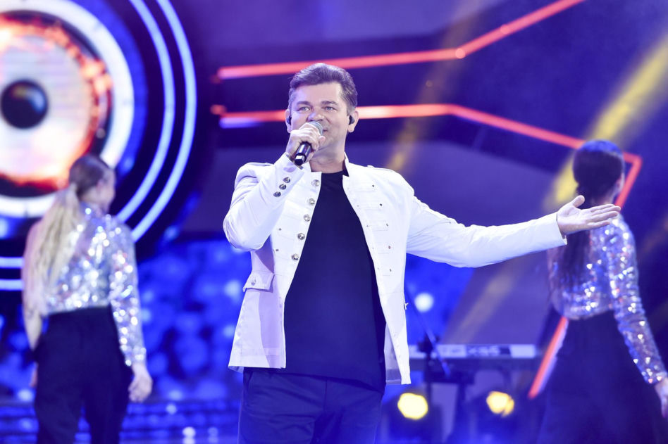 Tak Zenon Martyniuk zmieniał się przez lata. Na początku kariery nosił zupełnie inną fryzurę