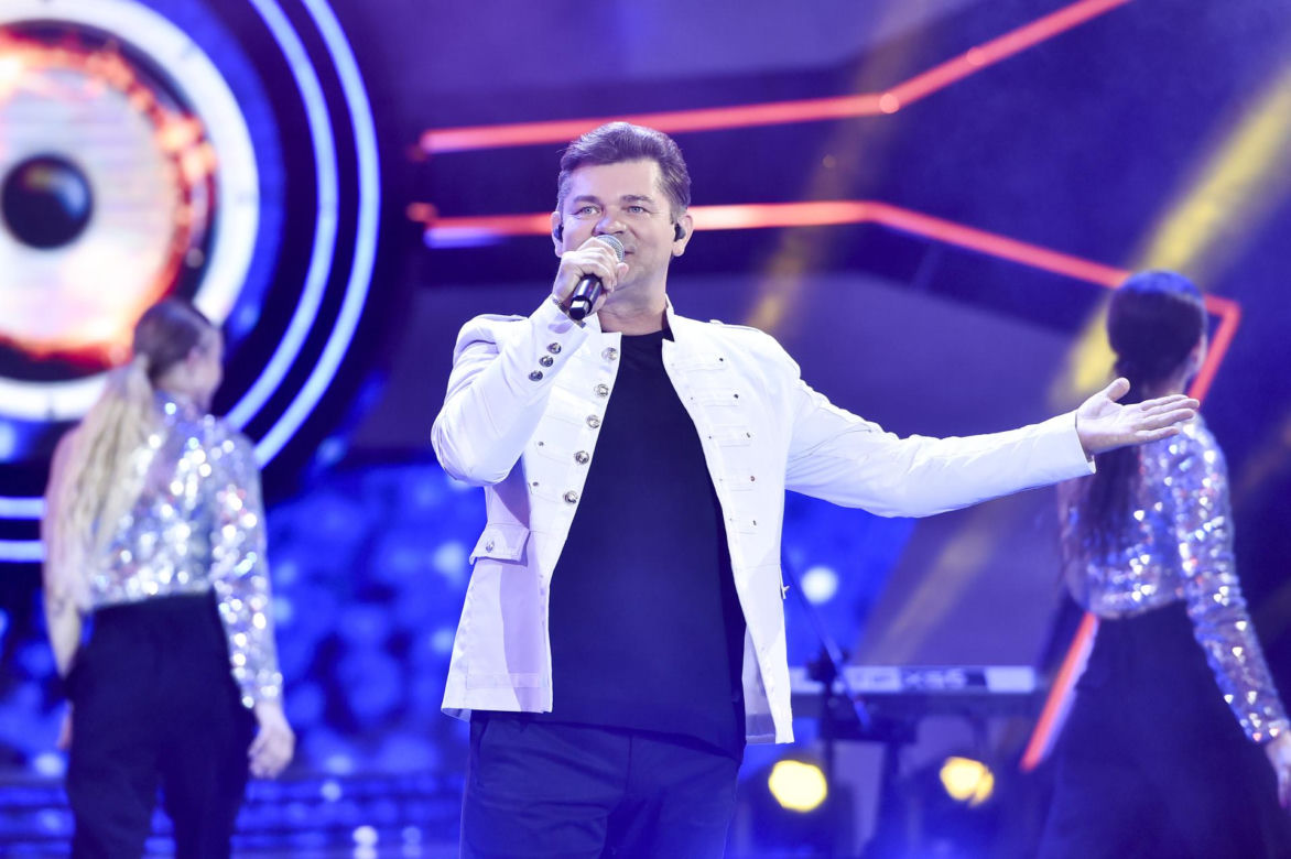 Tak Zenon Martyniuk zmieniał się przez lata. Na początku kariery nosił zupełnie inną fryzurę