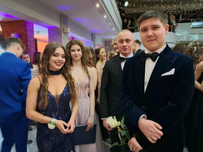 Tak bawili się maturzyści na studniówce skarżyskiego "Erbla". Kreacje jak z czerwonego dywanu