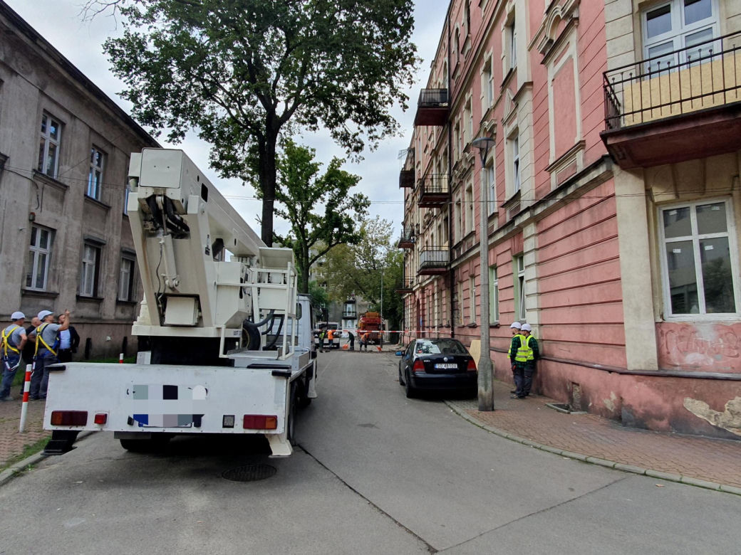 Pod małżeństwem zarwał się balkon, spadli z 3. piętra. Kobieta zmarła na stole operacyjnym.