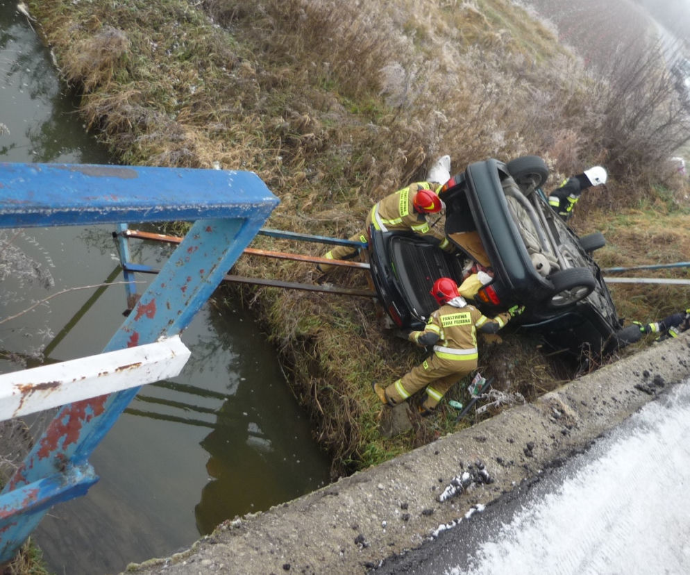 Małopolska. Samochód spadł z mostu i dachował przy rzece. Dziecko trafiło do szpitala