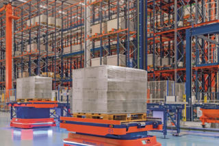 AI w magazynach? To już nie przyszłość, to codzienność, w której predykcja, robotyka i automatyzacja współdziałają w jednym inteligentnym obiekcie