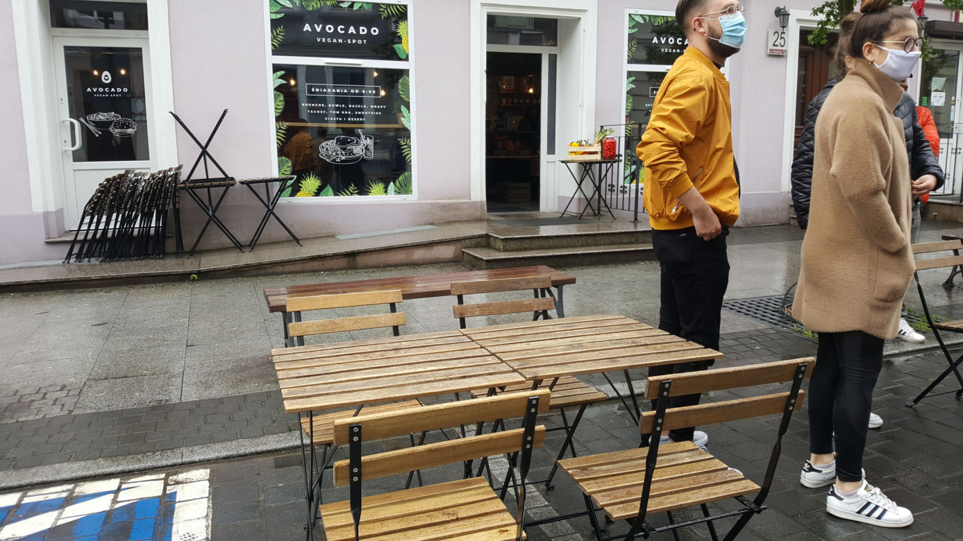 Przedsiębiorcy chcieliby także pozwolenia na wystawianie parasoli, które ochronią gości przed deszczem