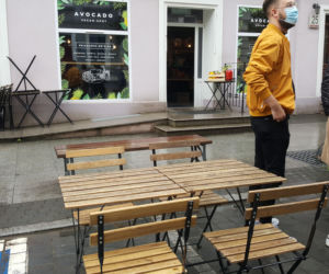 Przedsiębiorcy chcieliby także pozwolenia na wystawianie parasoli, które ochronią gości przed deszczem