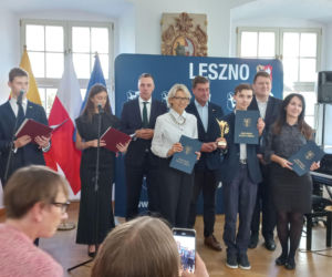 Dwadzieścioro młodych zdolnych. W Lesznie wręczono Laury Oświaty