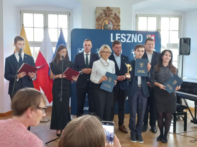 Dwadzieścioro młodych zdolnych. W Lesznie wręczono Laury Oświaty