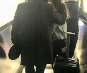 Tak całuje wiceminister Andruszkiewicz na dworcu