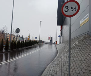 Internauci określili ten chodnik lokalną anomalią grawitacyjną. Ale czy to w ogóle jest chodnik? 