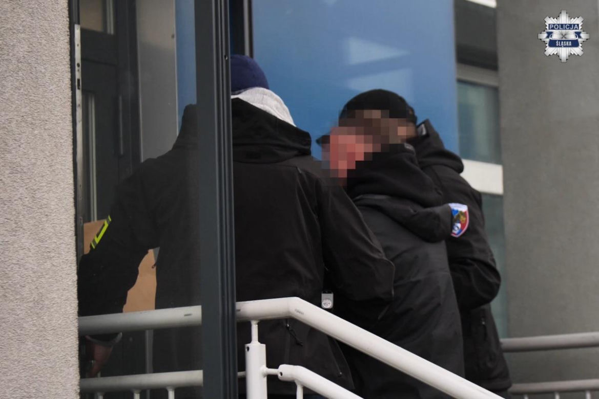 Mieli maczety, siekiery i broń palną. Śląska policja rozbiła gang pseudokibiców!
