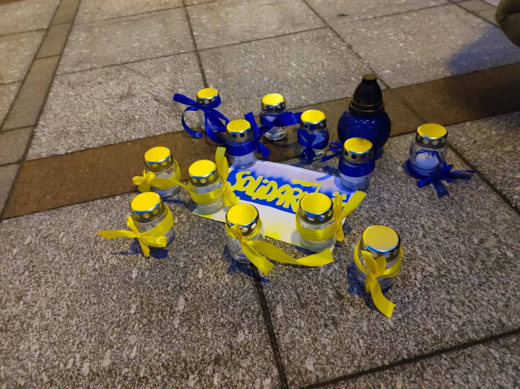 Tarnów pokazał solidarność z Ukrainą. Zapłonęły żółte-niebieskie znicze [ZDJĘCIA]
