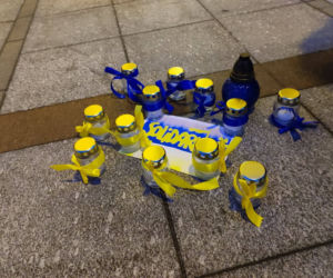 Tarnów pokazał solidarność z Ukrainą. Zapłonęły żółte-niebieskie znicze [ZDJĘCIA]