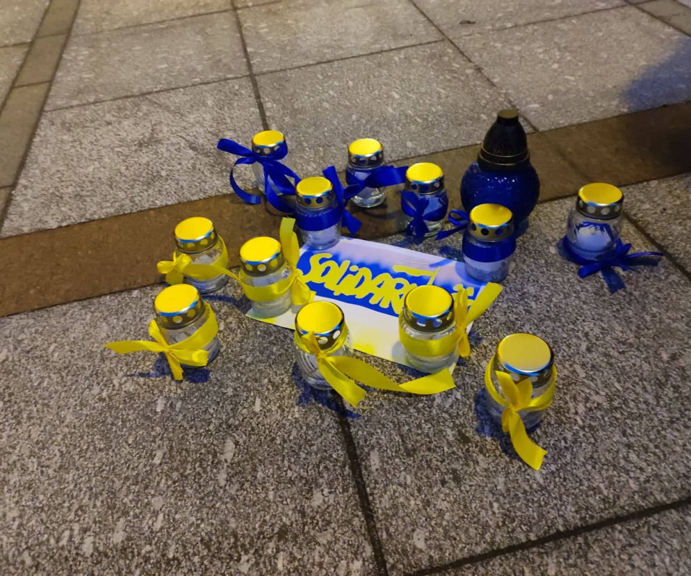 Tarnów pokazał solidarność z Ukrainą. Zapłonęły żółte-niebieskie znicze [ZDJĘCIA]