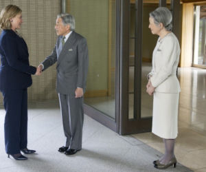 Hillary Clinton całowała cesarzową Japonii