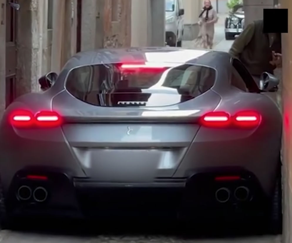 Ferrari utknęło w ciasnej uliczce