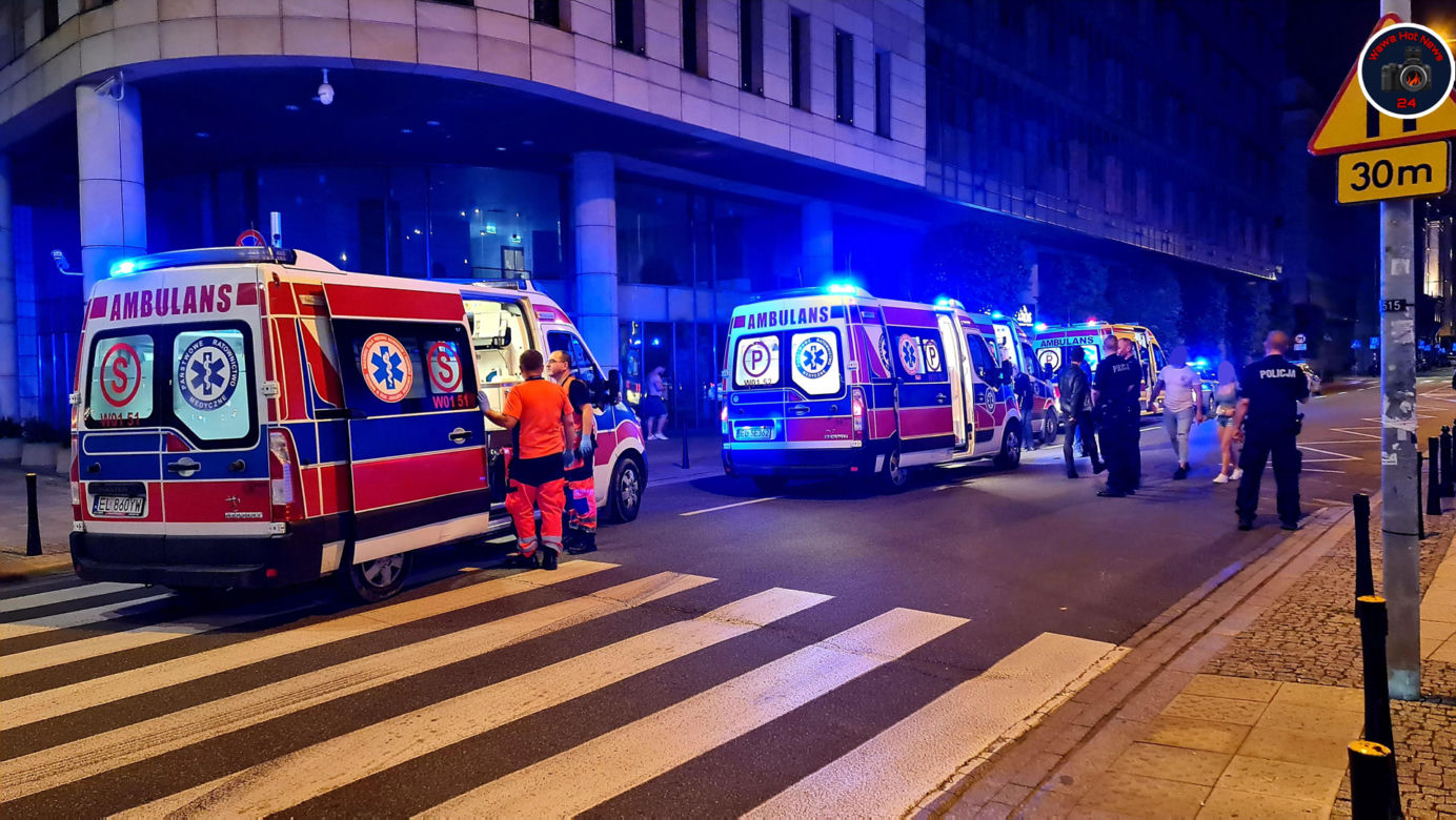 Grupa mężczyzn zaczęła się dźgać nożami przy restautracji greckiej