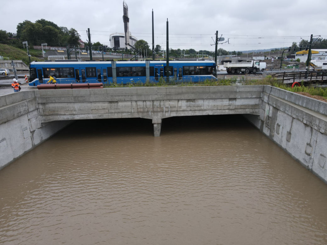 Zalany plac budowy Trasy Łagiewnickiej