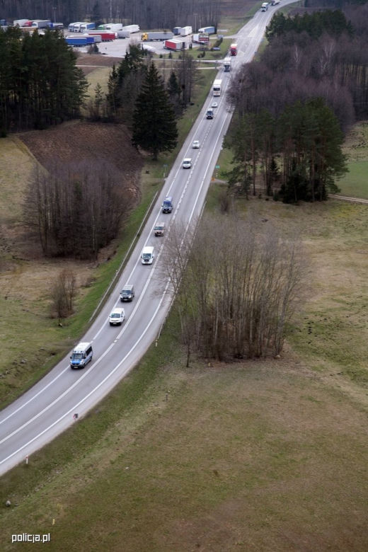 Wielki transport z cudzoziemcami przekroczył granicę. Pojechali w kierunku Litwy [ZDJĘCIA]