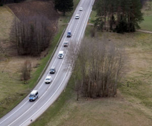 Wielki transport z cudzoziemcami przekroczył granicę. Pojechali w kierunku Litwy [ZDJĘCIA]