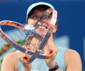 Iga Świątek w zabawie z psem po finale WTA Toronto