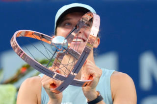 Iga Świątek w zabawie z psem po finale WTA Toronto