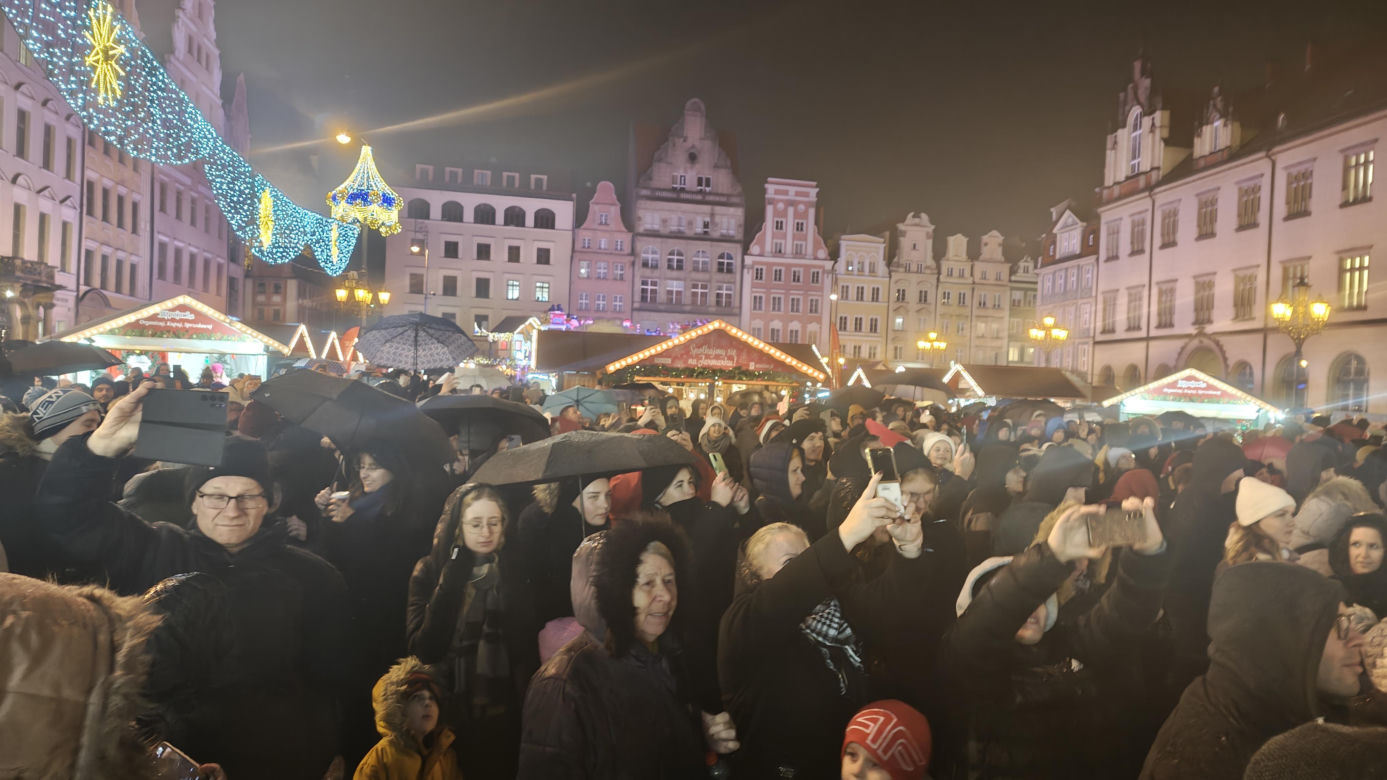 Największa choinka we Wrocławiu już rozświetlona! Tłumy powitały Świętego Mikołaja 