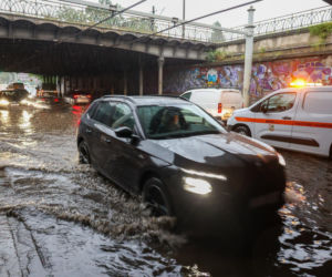 Wrocław pod wodą! Tramwaje stoją, ulice zamieniły się w rzeki