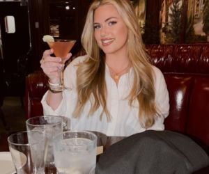 Ma 38 lat i jest babcią. Ludzie myślą, że jest siostrą bliźniaczką swojej córki!