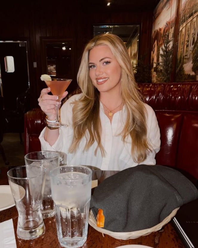 Ma 38 lat i jest babcią. Ludzie myślą, że jest siostrą bliźniaczką swojej córki!