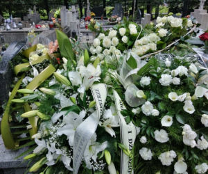 Tragedia w Salisbury. Zamordowane kobiety pochowane w Tarnowie. Grobu nie widać spod kwiatów