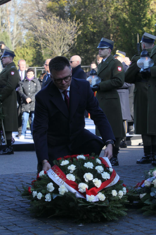 Hołowania klęknął przed grobem ofiary katastrofy smoleńskiej