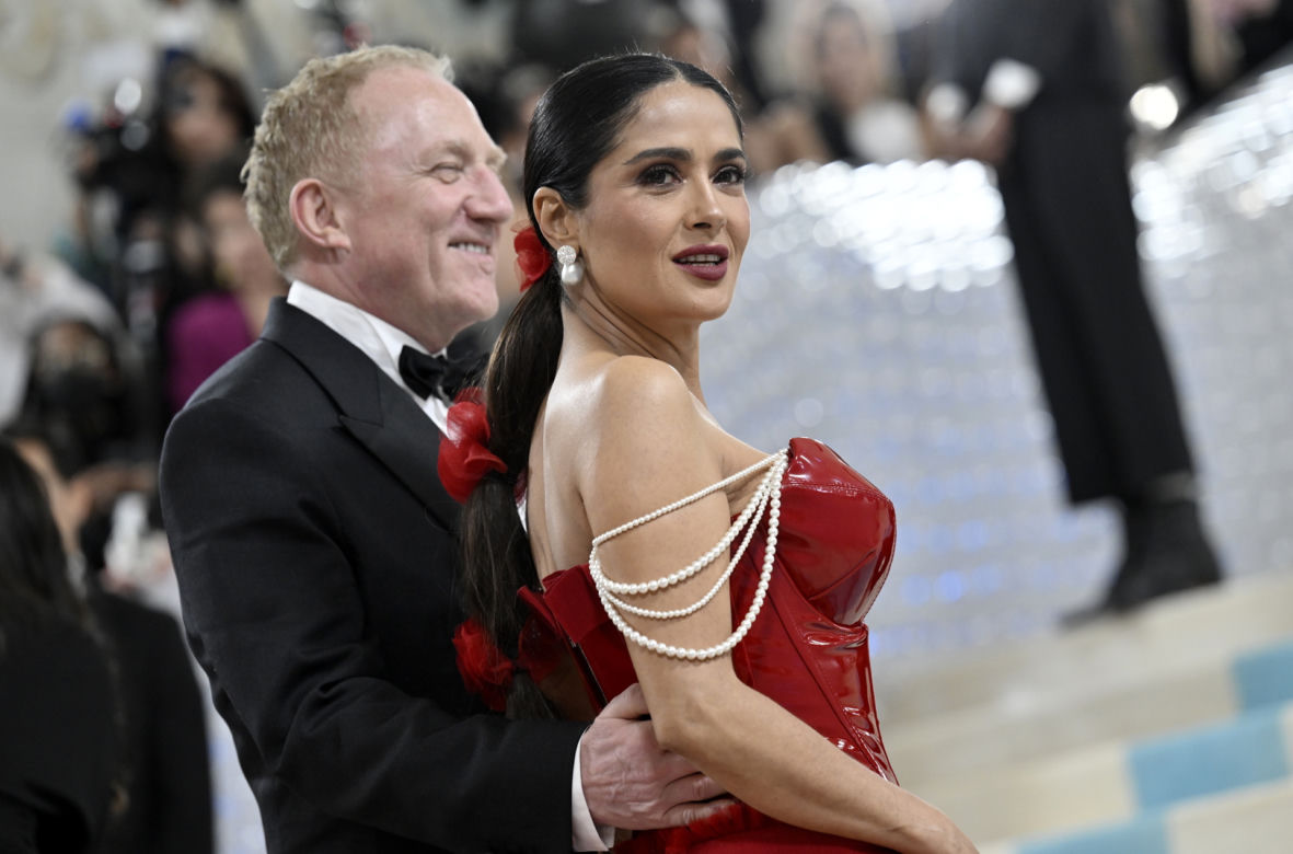 Tak 56-letnia Salma Hayek świętuje dzień bikini. Macha biustem do aparatu, fani wzruszeni