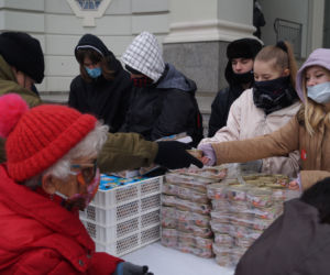 Wigilia dla bezdomnych i potrzebujących przed bydgoską Bazyliką [ZDJĘCIA]