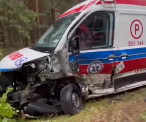 18-latek w BMW zderzył się czołowo z karetką! Są poszkodowani