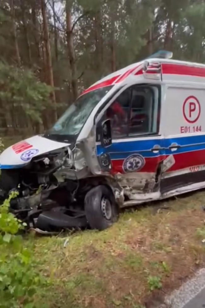 18-latek w BMW zderzył się czołowo z karetką! Są poszkodowani