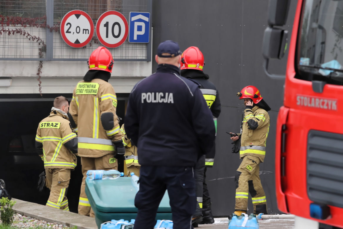 Spłonęło 20 samochodów. Budynek przy Górczewskiej nie nadaje się do zamieszkania