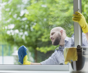 Mężczyzno wrzuć kostkę do ciepłej wody i umyj okna. Żona oniemieje z zachwytu. Szyby będą czyste bez smug. Mycie okien