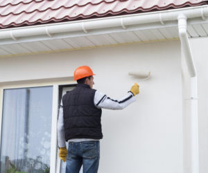 Renowacja elewacji domu. Jak odnowić fasadę drewnianą i tynkowaną?