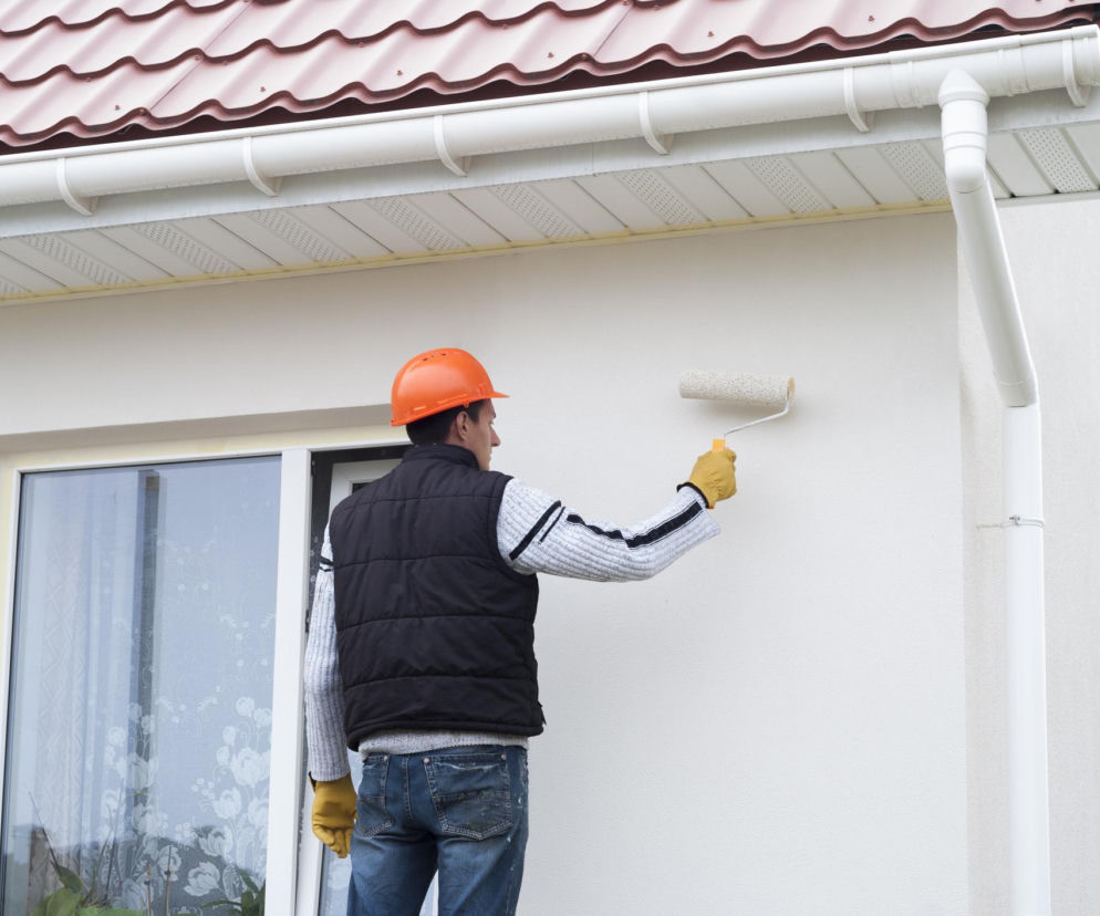 Renowacja elewacji domu. Jak odnowić fasadę drewnianą i tynkowaną?