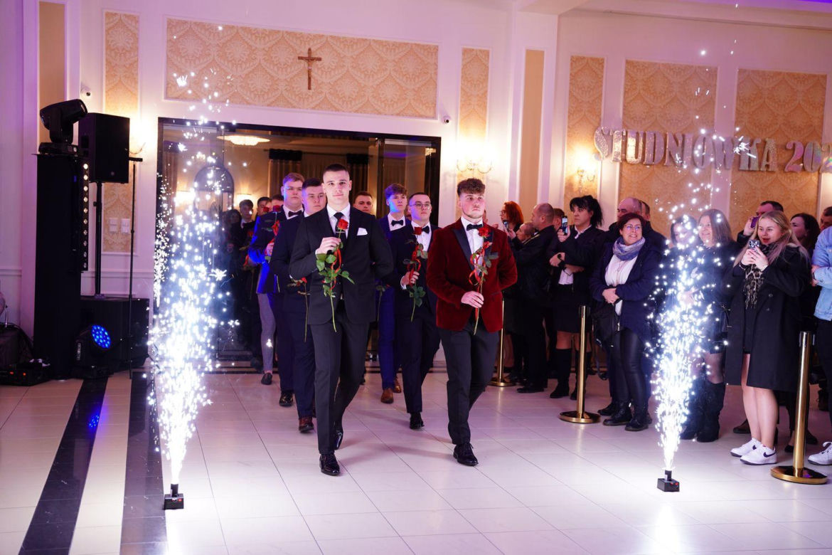 Uczniowie ZSP nr 6 w Siedlcach bawili się na studniówce. Zobacz zdjęcia!