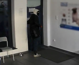 Włamanie do weterynarza koło Torunia. Rozpoznajesz sprawców? Szuka ich policja!