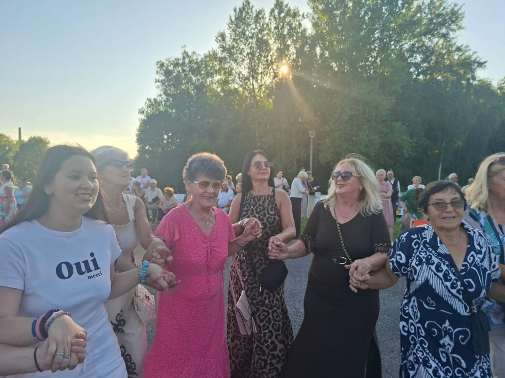 Gorący letni wieczór w Starachowicach! Międzypokoleniowa potańcówka opanowała Szlakowisko [FOTORELACJA]
