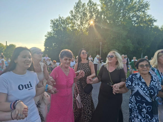 Gorący letni wieczór w Starachowicach! Międzypokoleniowa potańcówka opanowała Szlakowisko [FOTORELACJA]