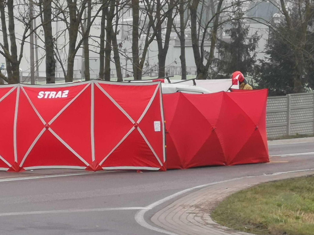 Śmiertelny wypadek na drodze krajowej. Poważne utrudnienia po zderzeniu osobówki z ciężarówką