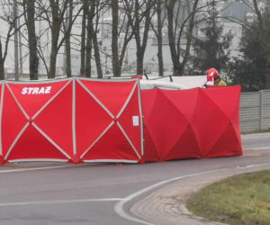 Śmiertelny wypadek na drodze krajowej. Poważne utrudnienia po zderzeniu osobówki z ciężarówką