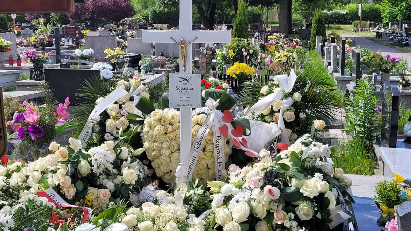 Grób 11-letniego Sebastiana zasypany białymi kwiatami. Mieszkańcy pamiętają o chłopcu