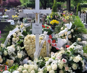 Grób 11-letniego Sebastiana zasypany białymi kwiatami. Mieszkańcy pamiętają o chłopcu