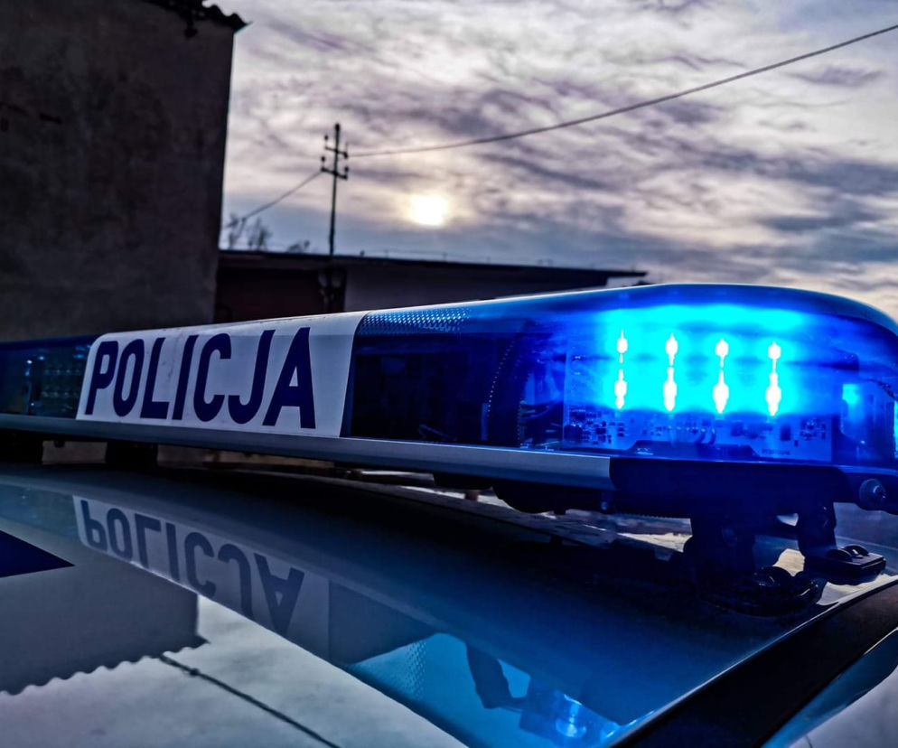 Impreza na kwarantannie. Policjanci w kombinezonach wkroczyli do mieszkania