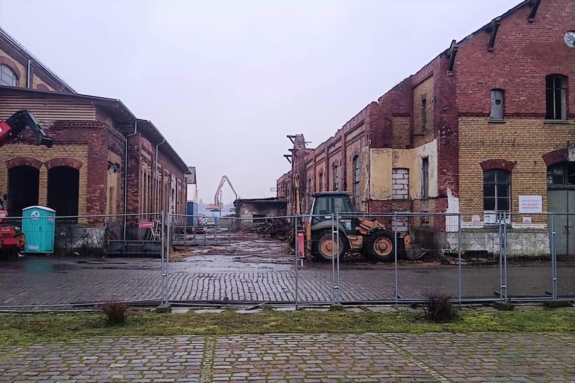 Zniszczone zabudowania na Łasztowni